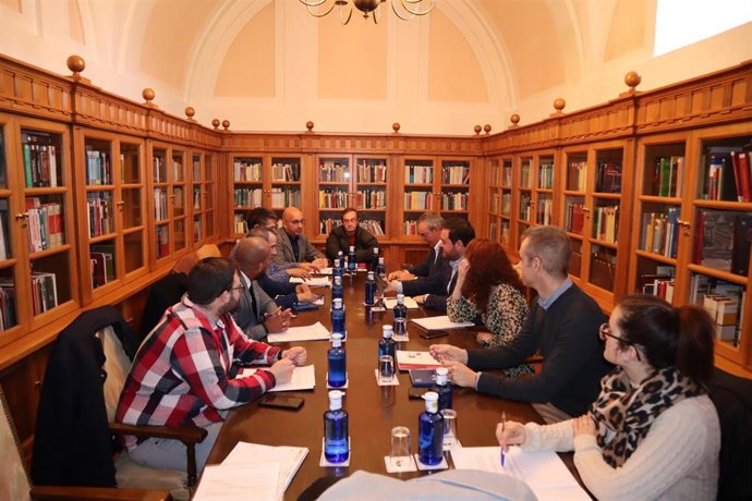 Reunión mantenida entre miembros de EAPN con representantes de PP y PSOE en las Cortes de Castilla-La Mancha