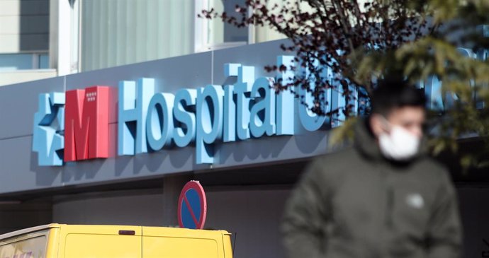 Un home amb mascarilla camina per les zones exteriors de l'Hospital de Torrejón on es troben hospitalitzats diversos pacients per donar positiu en coronavirus.