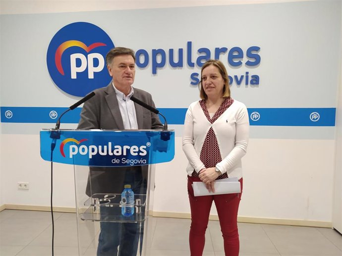 Francisco Vázquez junto a la procuradora María Ángeles García.