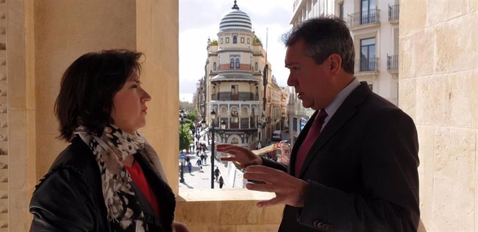 El alcalde de Sevilla, Juan Espadas, y la delegada del Gobierno de España en Andalucía, Sandra García, durante la reunión