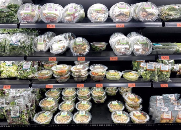 Neveras con packs de ensaladas en la sección de frutas y verduras de  un supermercado de Madrid.