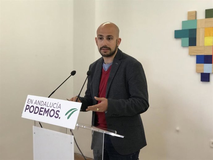 El responsable de la Secretaría Política y de Comunicación de Podemos Andalucía, Pablo Pérez Ganfornina, en rueda de prensa.