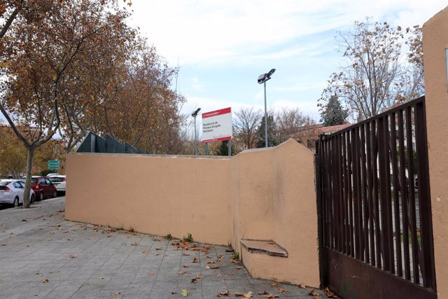 Puerta principal del Centro de Menores de Hortaleza donde la policía investiga el lanzamiento de una granada al patio del mismo, en Madrid (España), a 4 de diciembre de 2019.