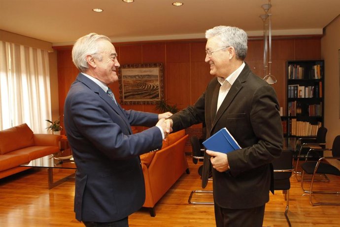 El comisionado del Gobierno de Aragón para la Infancia, Florencio García Madrigal, y el presidente de las Cortes, Javier Sada.