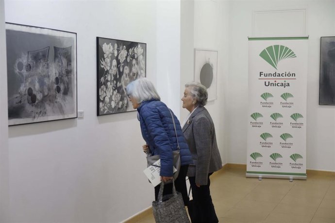 Dos visitantes en la II Bienal de Dibujo Contemporáneo de Aplama y Fundación Unicaja que se expone en Málaga hasta abril