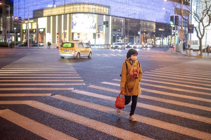 Una mujer pasea por Shanghái