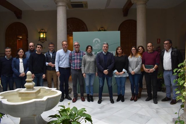 Responsables de la Junta con los representantes de los municipios y de la Diputación que recibirán ayudas para luchar contra el absentismo escolar