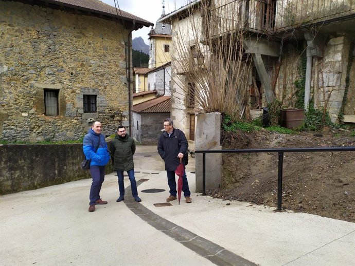 El alcalde de Betelu, Mikel Rekalde, el director general de Administración Local y Despoblación, Jesús María Rodríguez, y el arquitecto José Miguel Rodríguez visitan una de las calles renovadas de la localidad de Betelu.