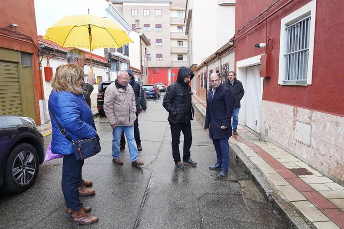 El concejal de Movilidad y Espacio Urbano, Luis Vélez, visita el barrio Belén.