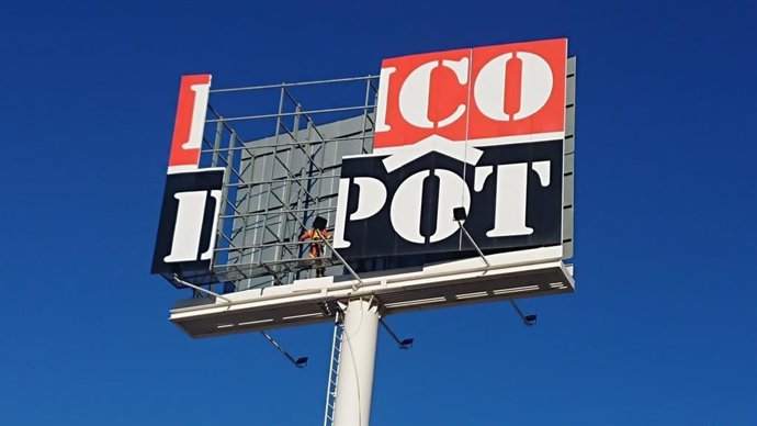 Retirada de planchas metálicas a causa del viento en  Sant Antoni de Benaixeve (Valencia)