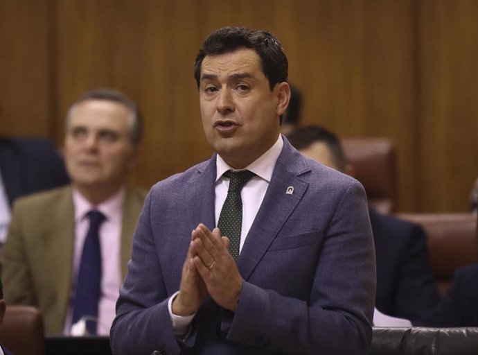 El presidente de la Junta de Andalucía, Juanma Moreno, durante su intervención en la primera jornada del Pleno del Parlamento de Andalucía que se inicia con preguntas de los grupos parlamentario al presidente de la Junta. En Sevilla, a 19 de febrero de 