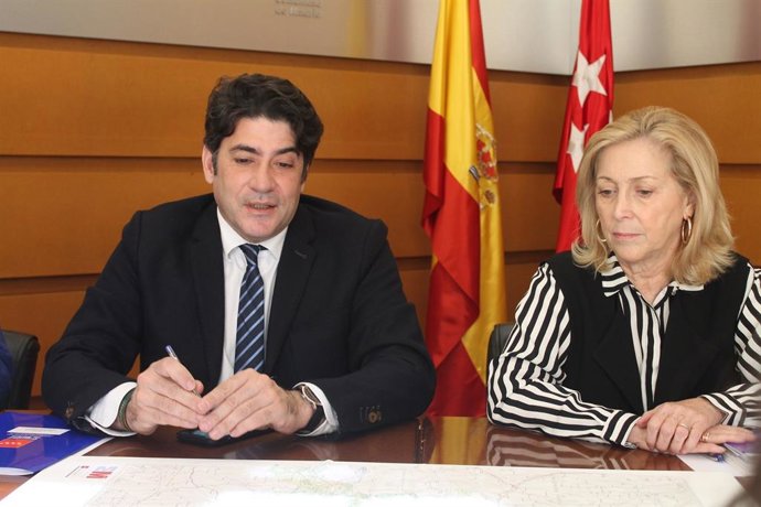 El consejero de Vivienda y Administración Local de la Comunidad de Madrid, David Pérez,  se reúne con la presidenta de la Asociación Española contra la Despoblación, Lidia Díaz.