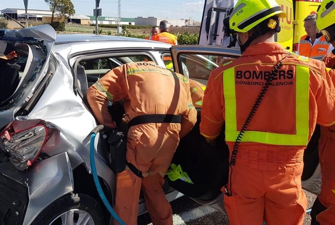 Accidente entre un coche y un camión en Guadassuar