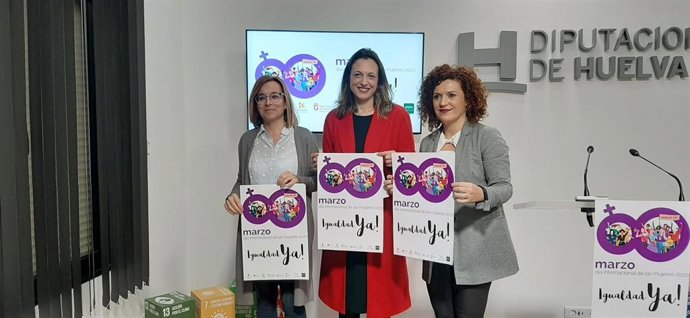 La vicepresidenta de Territorio Inteligente de la Diputación, María Eugenia Limón; la concejala de Políticas Sociales e Igualdad del Ayuntamiento de Huelva, María José Pulido; y la directora de Igualdad y Atención a la Diversidad de laUHU, Cinta Martos.