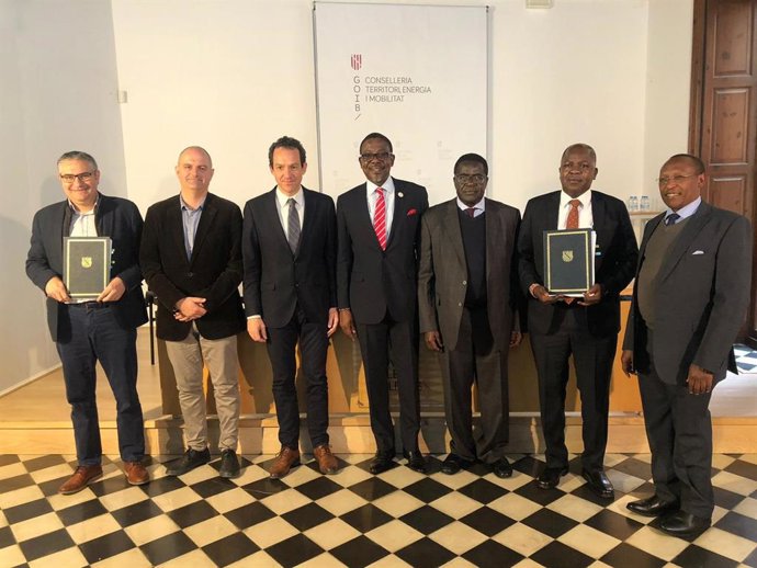 El conseller de Movilidad y Vivienda, Marc Pons, acompañado del director general de Movilidad, Jaume Mateu, y del gerente de SFM, Mateu Capell, con el el embajador Kenya en España, Richard Opembe, el presidente de Kenya Railways, Pastor Awitta y el dir