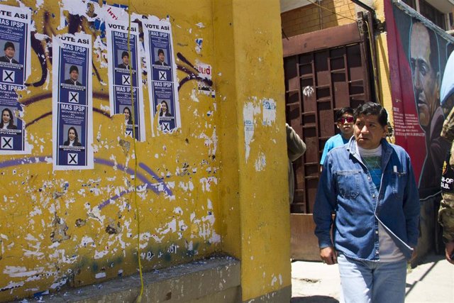 Elecciones en un colegio electoral de La Paz, Bolivia