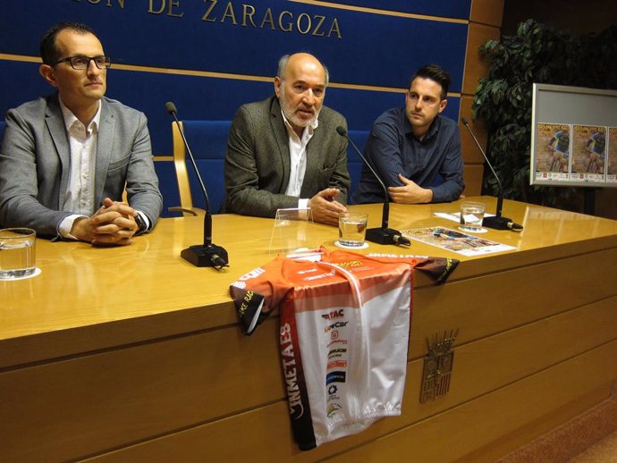 El organizador de la Aragón Bike Race, Javier Solanas, el alcalde de Calatayud, José Manuel Aranda, y el concejal de Deportes, Héctor Sarriá, presentan la prueba.