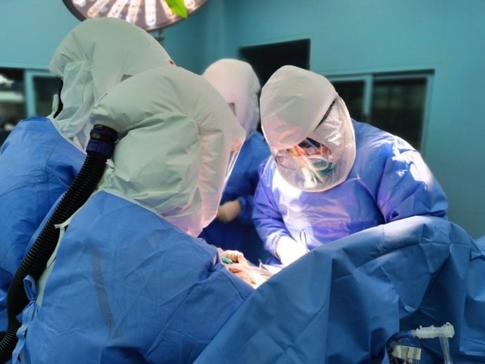 Médicos realizan una cirugía de transplante doble de pulmón a un paciente con coronavirus en Hangzhou, provincia de Zhejiang, en el este de China. 1 de marzo de 2020.
