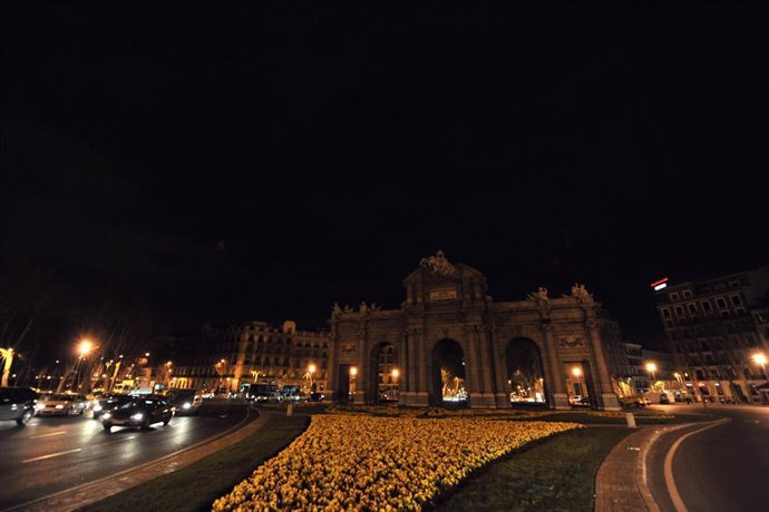 La Puerta de Alcalá apagada en 'La hora del Planeta' del año 2011