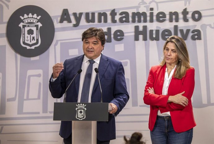 El alcalde de Huelva, Gabriel Cruz, y la primera teniente de alcalde de Economía, Presidencia y Relaciones Institucionales, María Villadeamigo.