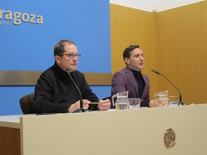El vicepresidente de la FABZ, Rafael Tejedor, y el consejero municipal de Participación Ciudadana del Ayuntamiento de Zaragoza, Javier Rodrigo, presentan la Cincomarzada.