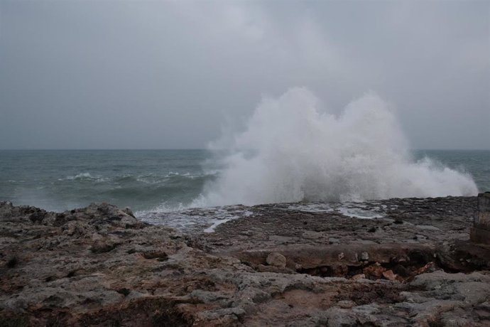 Grandes olas en la costa como resultado de la borrasca Gloria en Mallorca (España) a 22 de enero de 2020.