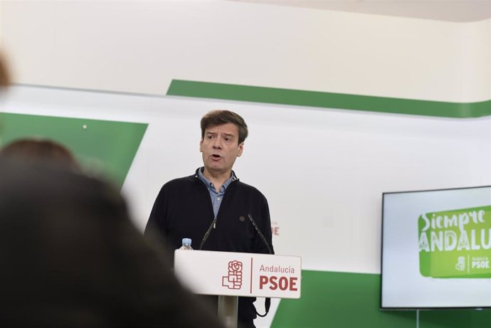 El portavoz de Presidencia del PSOE-A, Carmelo Gómez, en rueda de prensa, en una foto de archivo.
