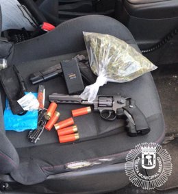 Imagen de las armas y droga intervenida a un conductor en el distrito de Puente de Vallecas.