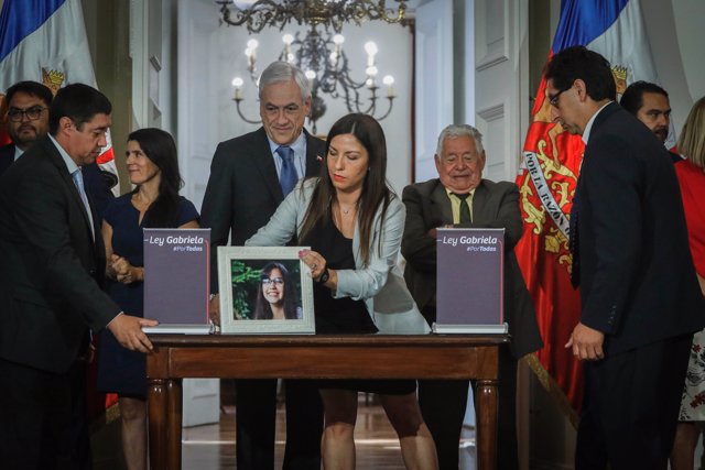 Sebastián Piñera promulga la Ley Gabriela contra los feminicidios