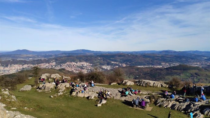 Excursionistas en el monte Pagasarri (Bilbao)