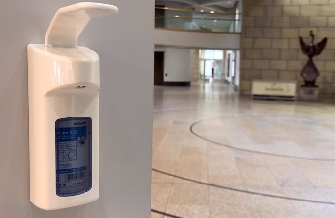 02 March 2020, Duesseldorf: A hand sanitizer dispenser hangs in the citizens' hall of the Landtag of North Rhine-Westphalia. Photo: Oliver Auster/dpa