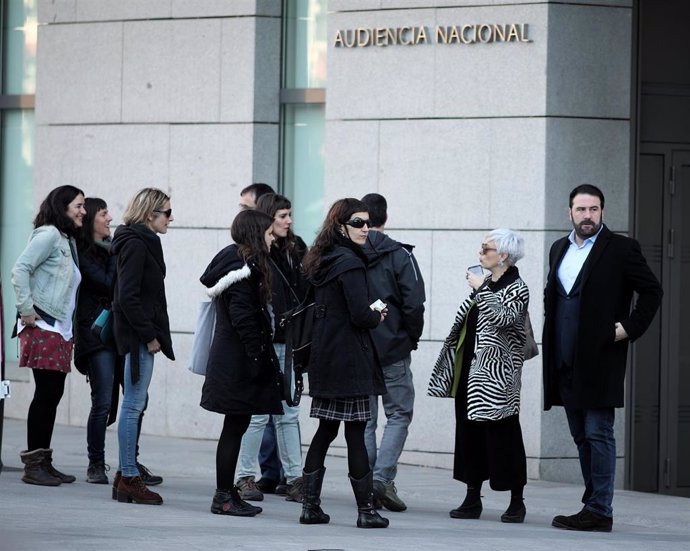 El diputado de EH Bildu, Jon Inarruti, a su llegada a la Audiencia Nacional el mismo día en el que seis investigados acuden para declarar por la organización de casi un centenar de homenajes a ETA entre 2016 y 2019, en Madrid a 24 de febrero de 2020.