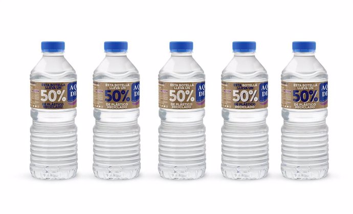 Imagen de la nueva botella de PET reciclado de Aquadeus