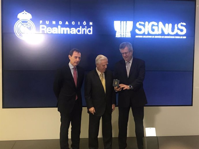 El vicepresidente de la Fundación Real Madrid, Enrique Sánchez, y el Director de Relaciones Institucionales del Real Madrid, Emilio Butragueño, en una firma con Signus