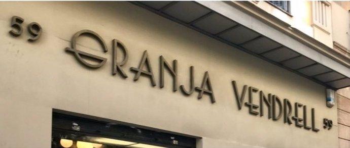 Uns falsos operaris roben les lletres art-déco de la Granja Vendrell de Barcelona.