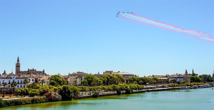 Día de las Fuerzas Armadas 2019. Patrulla Águila sobre el cielo de Sevilla
