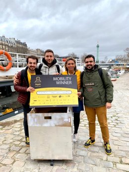 El equipo ganador en París junto a Ana Pérez, Airport Planning Expert de Aertec Solutions.