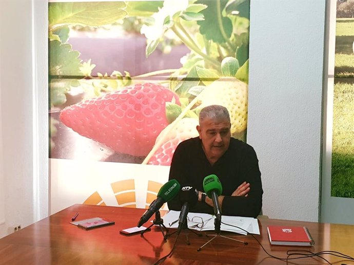El secretario general de UPA Huelva, Manuel Piedra, en rueda de prensa