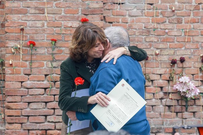 La ex ministra de Justicia Dolores Delgado entrega una declaración de reparación a la familia de una víctima del franquismo 