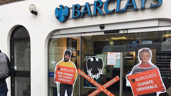 R.Unido.- Greenpeace cierra 97 sucursales de Barclays en Reino Unido en protesta