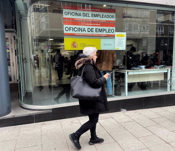 Una mujer pasea junto a una Oficina de Empleo de Madrid (España), a 10 de febrero de 2020.