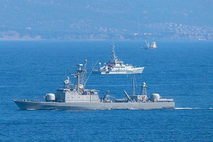 Un buque de guerra griego y otro británico en el mar Egeo