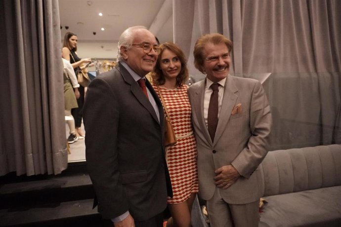 EDMUNDO ARROCET CON AMIGOS