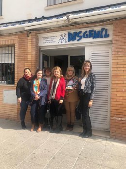 Botella (centro) visita la sede de Disgenil