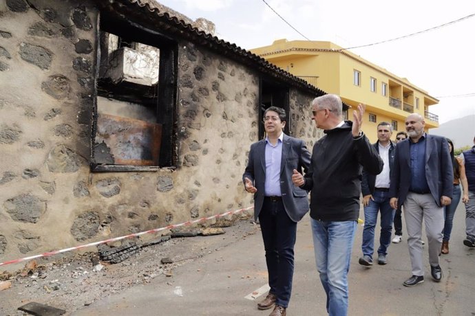 El presidente del Cabildo de Tenerife, Pedro Martín, y el alcalde de La Orotava, Francisco Linares, visitan las zonas afectadas