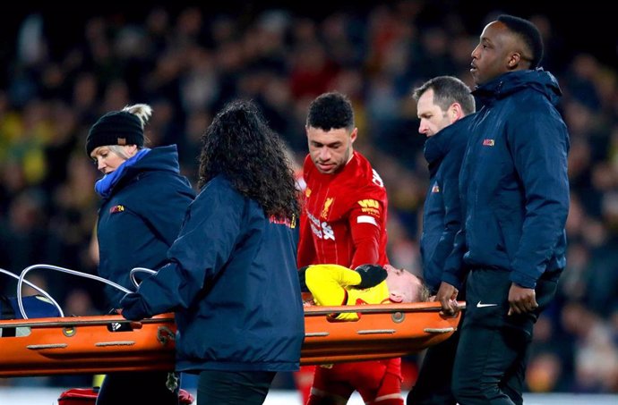 El jugador del Liverpool Alex Oxlade-Chamberlain anima al futbolista español del Watford Gerard Deulofeu mientras es retirado en camilla