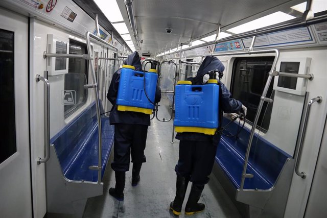 Trabajos de desinfección en el metro de la capital de Irán, Teherán, ante el brote de nuevo coronavirus