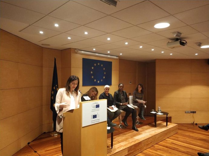 La presidenta del Institut Catala de les Dones (ICD), Laura Martínez, ha dado el pistoletazo de salida al acto en la Oficina del Parlamento Europeo en Barcelona