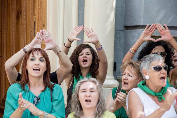 Pañuelazo internacional por el aborto legal en Argentina frente a la Embajada Argentina de Madrid.