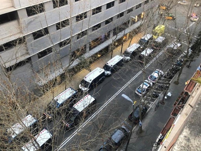 Los Mossos d'Esquadra en la calle Lleida para desahuciar el Bloc Llavors